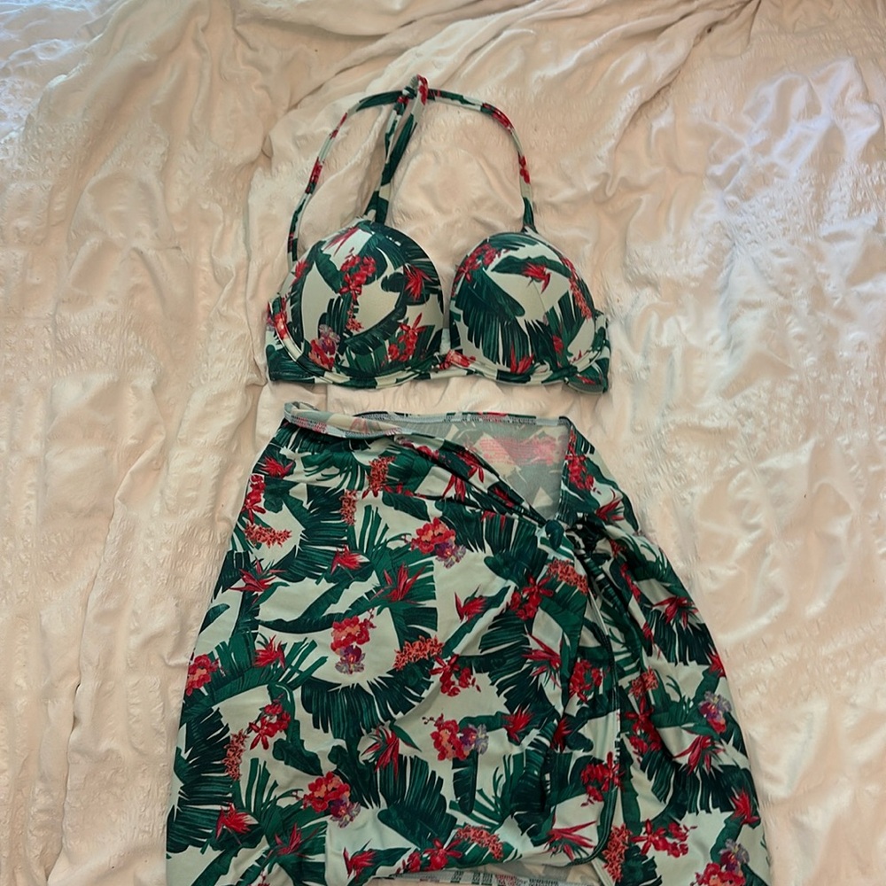 Victoria Secret Add 2cup Swimsuit top 32C. With matching Sarong.
